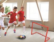 Svävande fotboll med fotbollsmål