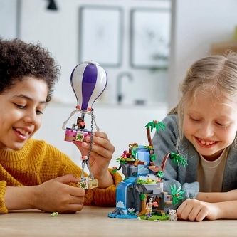 En pojke och en flicka leker med Lego Leksaker