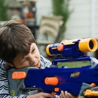 Pojke med leksaksvapen